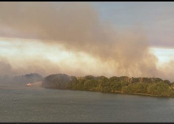Greu de stins/ Arde de 10 zile lângă Chilia Veche, dar nici pompierii nu se lasă!