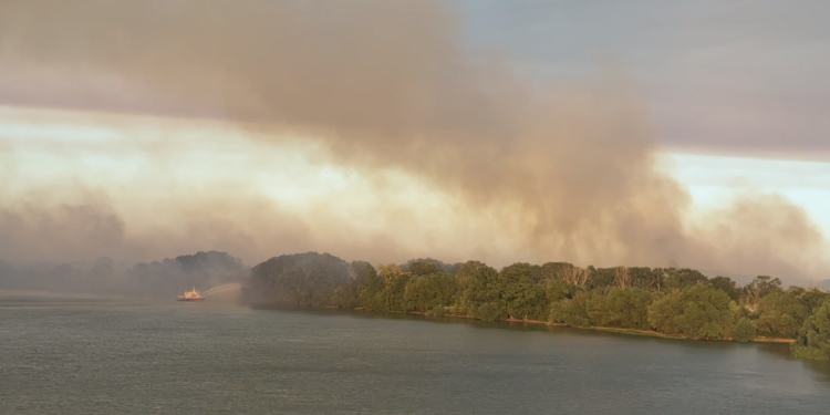 Greu de stins/ Arde de 10 zile lângă Chilia Veche, dar nici pompierii nu se lasă!