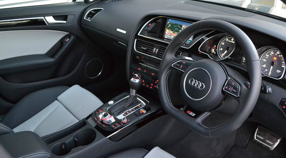 Atenție! Proprietarilor de mașini cu volanul pe dreapta li se pune gând rău