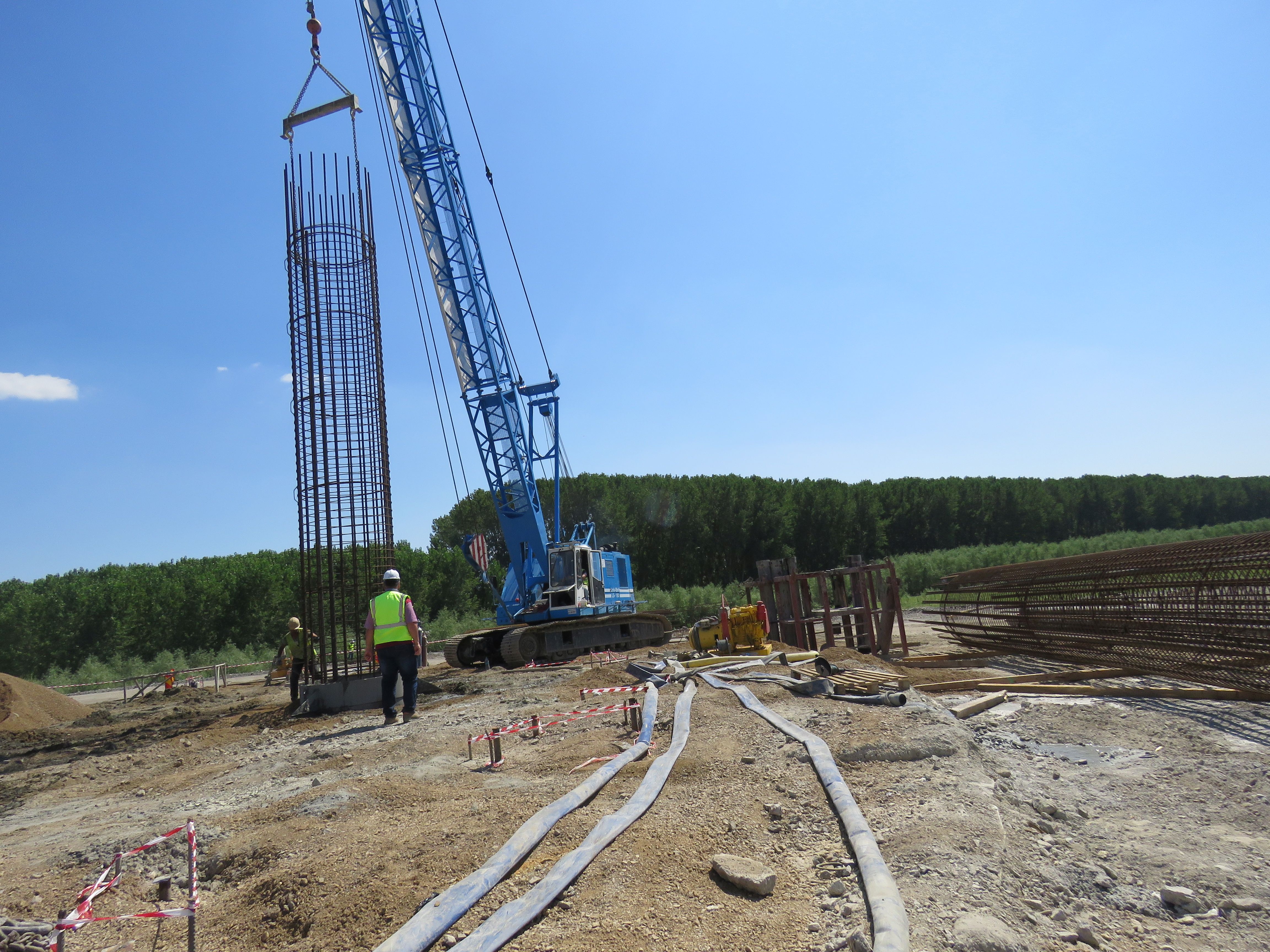 Podul este „în grafic”- au constatat pe teren doi miniștri și șefii județului