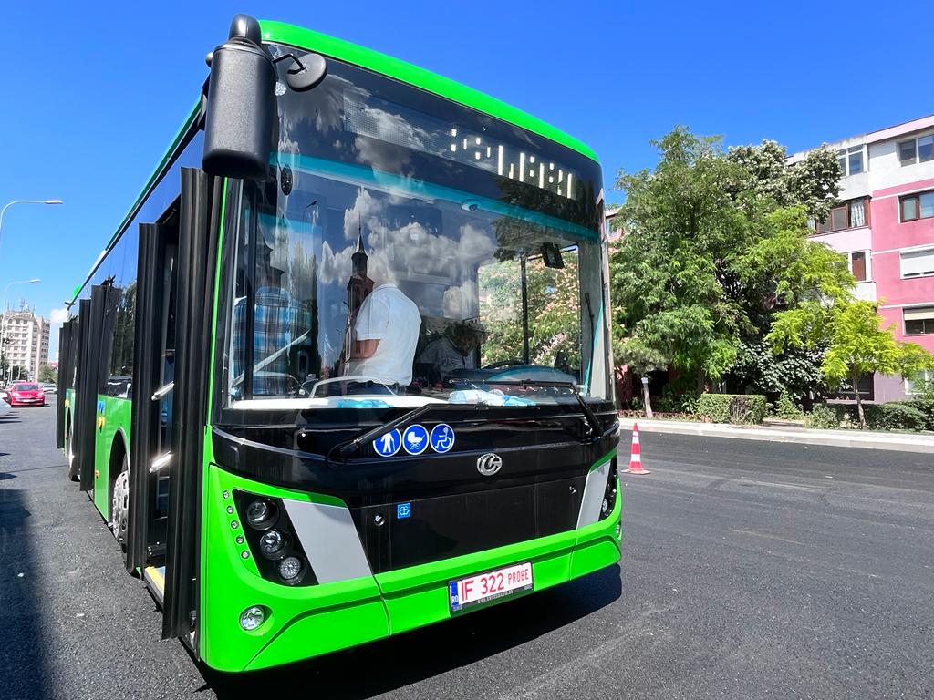 Pe străzile municipiului, primul autobuz electric din cele 30 care vor veni până la sfârșitul acestui an
