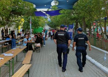 Jandarmii au „mirosit” un tip care vindea parfumuri contrafăcute…