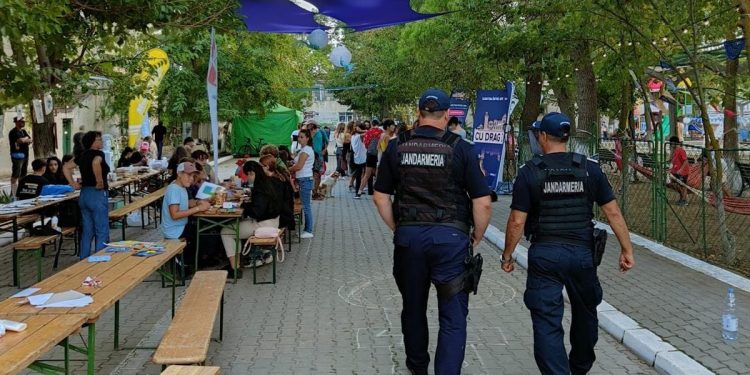 Jandarmii au „mirosit” un tip care vindea parfumuri contrafăcute…