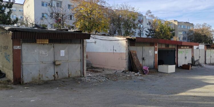 Garajiada continuă cu demolări în zona Spitalului Județean