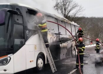 Un autocar a luat foc la Topolog