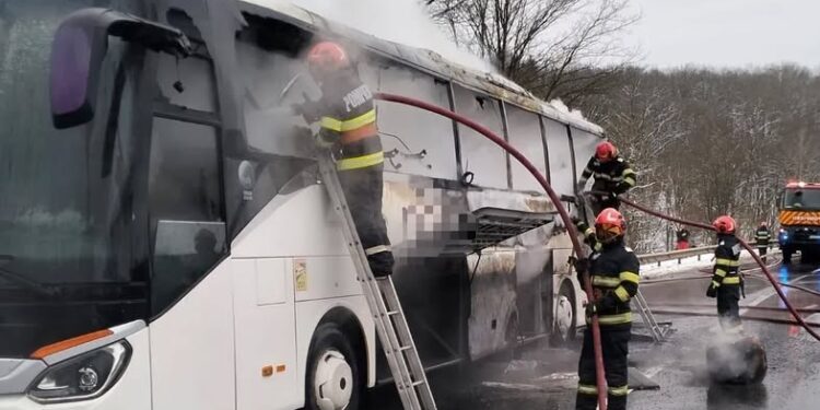 Un autocar a luat foc la Topolog