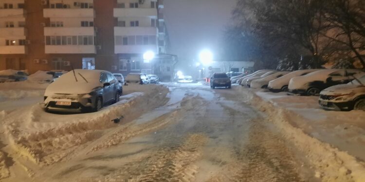 După oprirea ninsorii, prioritate la deszăpezire, traseele autobuzelor și trotuarele