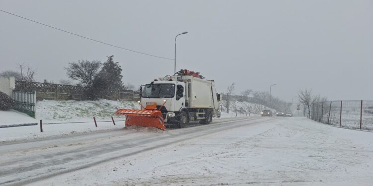 Dis-de-dimineață echipele Servicii Publice acționează pe teren la deszăpezire