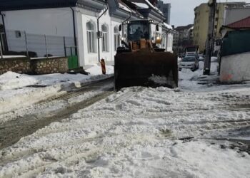 Continuă deszăpezirea în oraș. Dacă va ninge în weekend, prioritate vor avea școlile