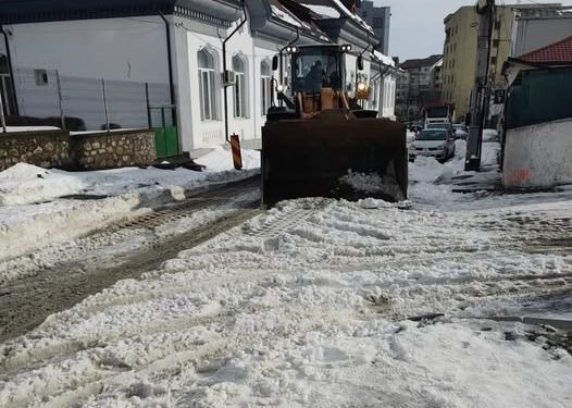 Continuă deszăpezirea în oraș. Dacă va ninge în weekend, prioritate vor avea școlile