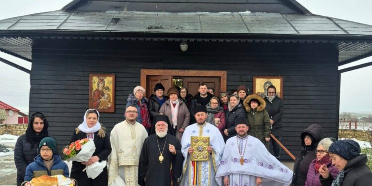 Niciun cod, de nicio culoare, nu-l oprește pe Episcopul Tulcii să ajungă la credincioși