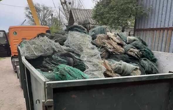 Aproape 9,5 tone de scule de pescuit ilegale, confiscate în Deltă, au fost distruse