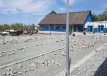 Piatra cubică din Tulcea „merge” (și) la Satul Pescăresc