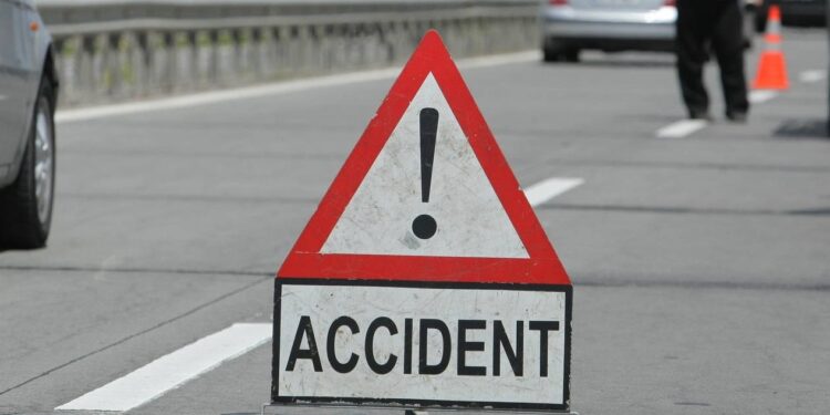Accident în Văcăreni/ Triciclu condus de un bărbat în vârstă, acroșat de un autovehicul greu