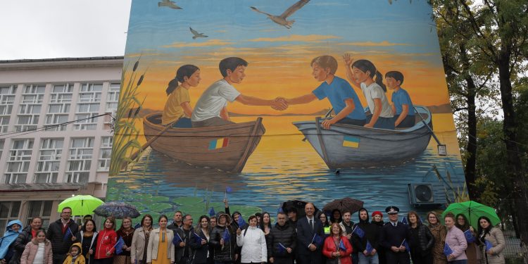 Pictură murală pe un perete al Școlii „Alexandru Ciucurencu”, inaugurată de Ziua Cooperării Interreg 2025