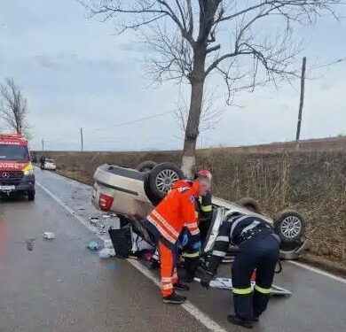 Beată criță la volan a intrat într-un pom pe ruta Tulcea- Agighiol. Mare noroc a avut!