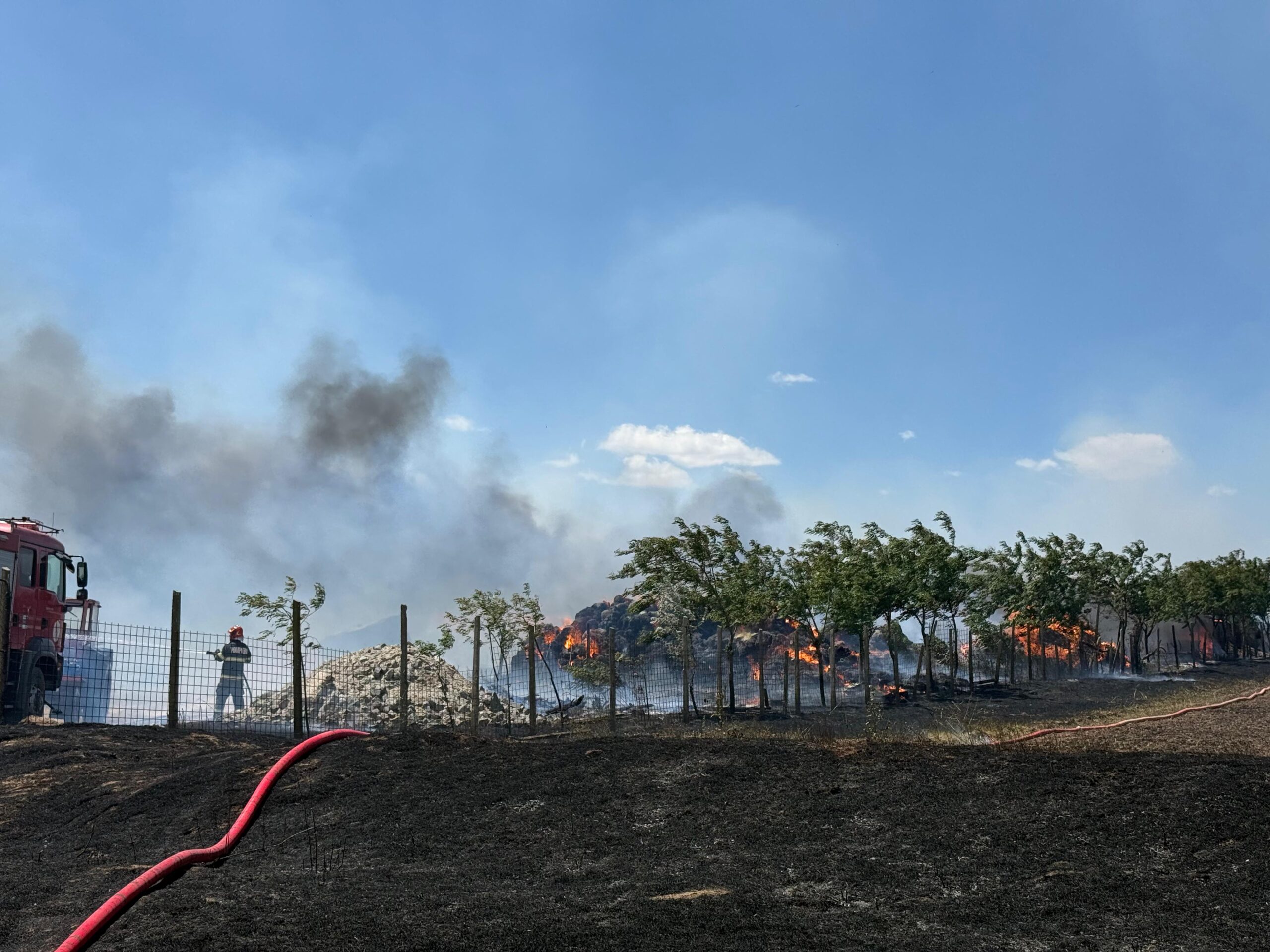 Arde o stână la marginea municipiului