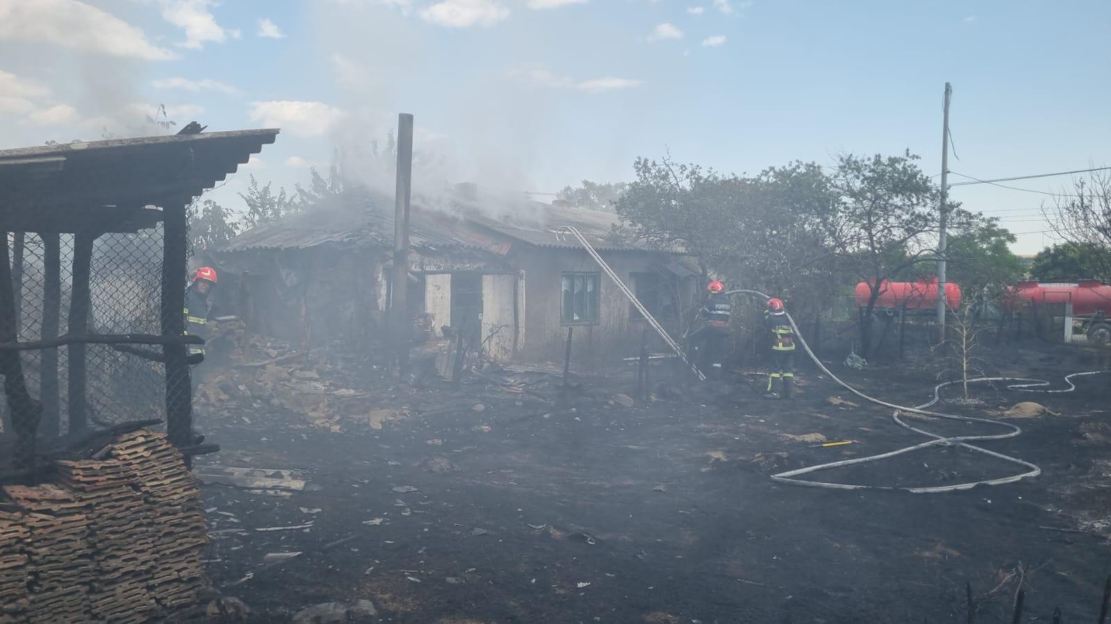 Gospodării părăsite în Casimcea, mistuite de flăcări