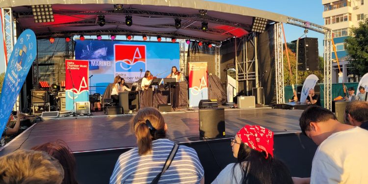 De necrezut! Pe faleză, tulcenii aplaudă muzica de cameră, de Ziua Municipiului