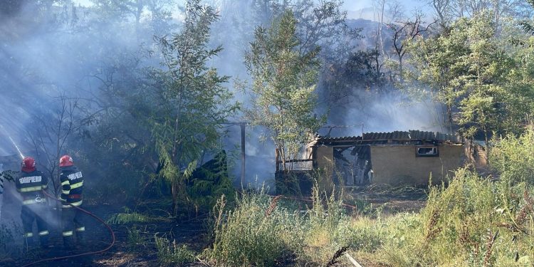 Incendiu la anexe gospodărești în Mahmudia