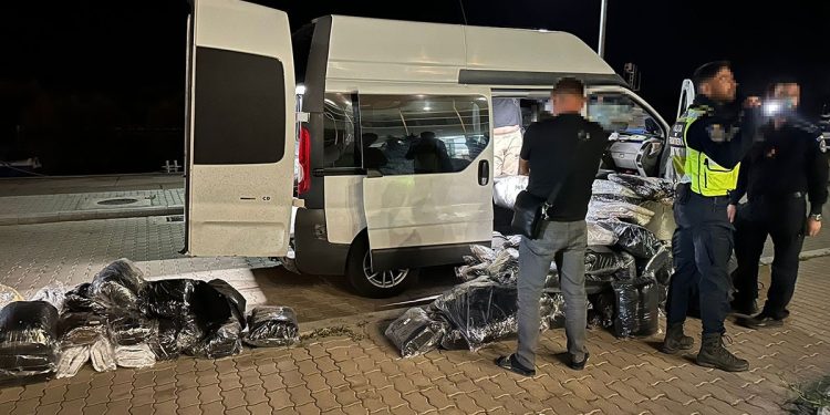 Rochii suspecte de contrafacere, reținute în Vama Isaccea