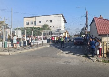 Polițiștii tulceni, alături de elevi în prima zi de școală