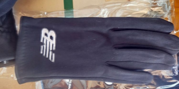 Mănuși posibil contrafăcute, confiscate în Vama Isaccea