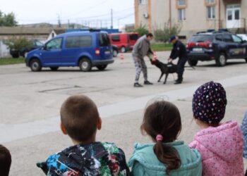 „Școala altfel” cu grădinarii la jandarmi