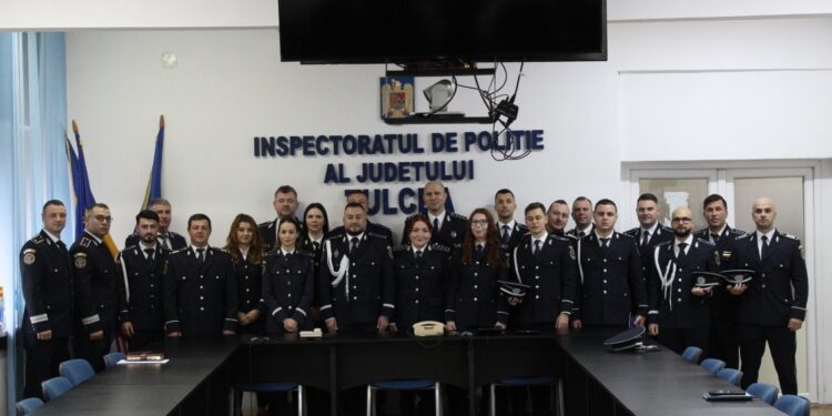 Polițiști avansați în grad de Ziua Națională a României
