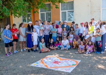 75 de copii din sate izolate ale Deltei au început școala cu rechizite de la Asociația pastel & Kaufland