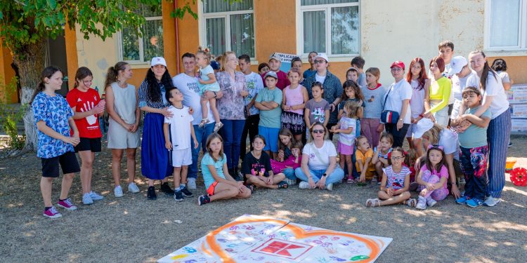 75 de copii din sate izolate ale Deltei au început școala cu rechizite de la Asociația pastel & Kaufland