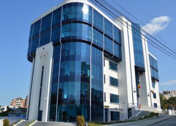 Individul care a tâlhărit o vânzătoare în magazin a fost trimis în judecată