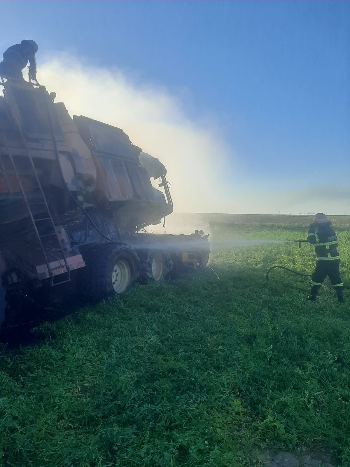 Căldură mare/ O combină s-a aprins în timp ce recolta la Sarichioi
