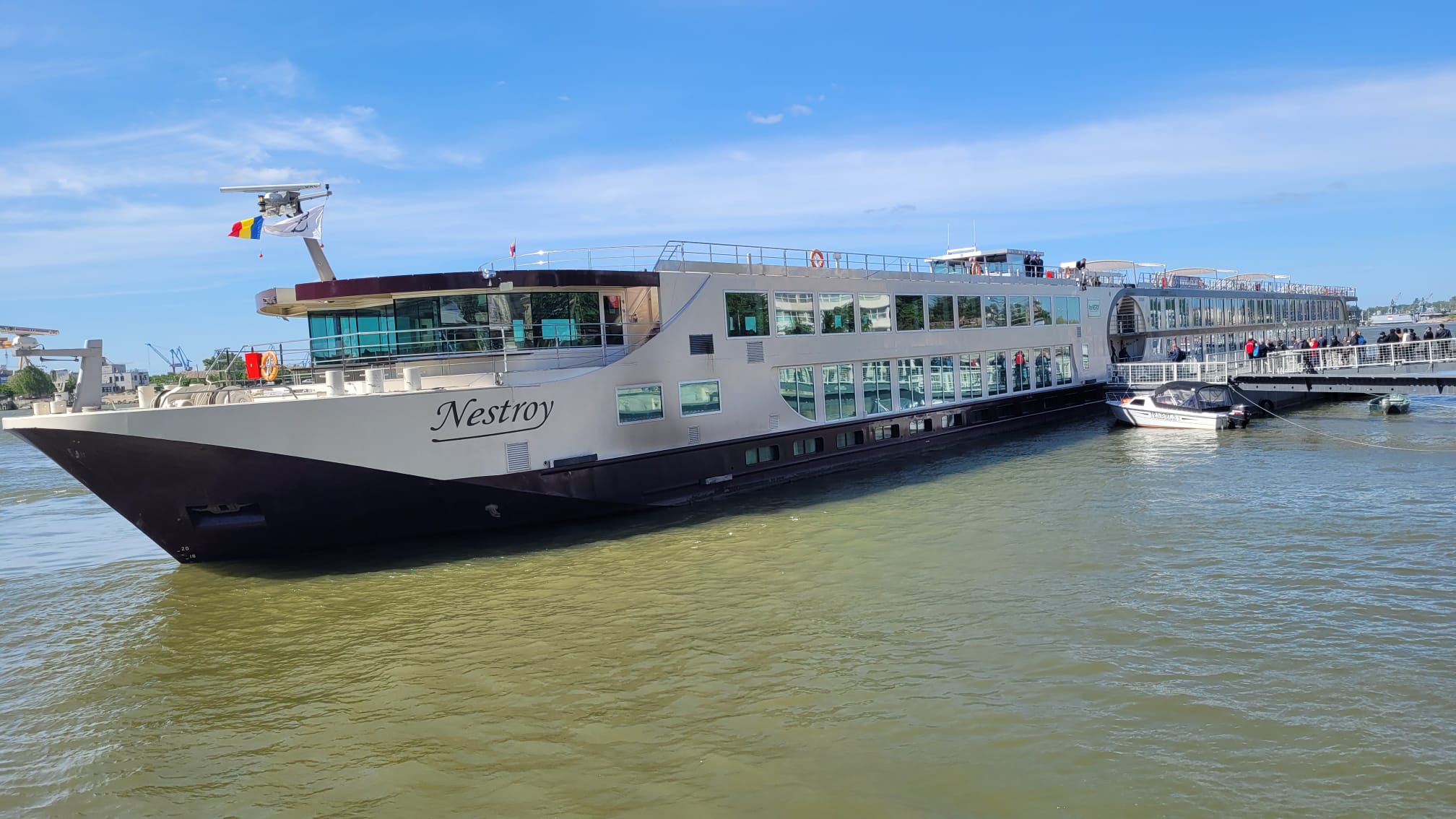 Atracția Deltei a învins frica turiștilor de pericolul de război. Nava Nestroy a adus 177 de turiști străini