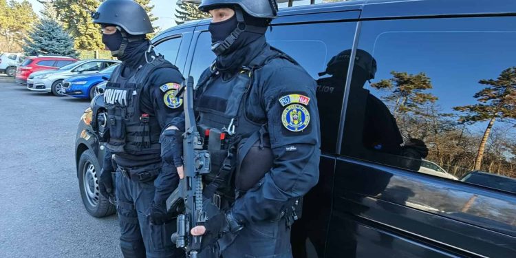 Trei minori băbăeni, prinși la furat de mașină dintr-o benzinărie