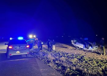 O mașină s-a răsturnat pe câmp, aproape de Mihail Kogălniceanu