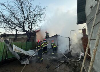 Foc la o magazie cu risc de extindere la casă de locuit