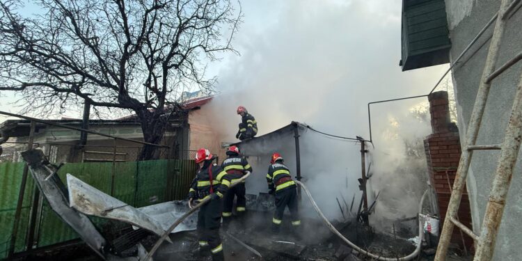 Foc la o magazie cu risc de extindere la casă de locuit