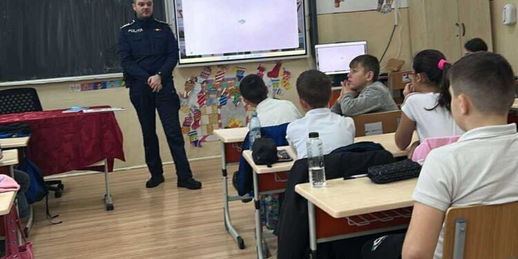 Acțiuni ample ale polițiștilor pe șosele și în școli