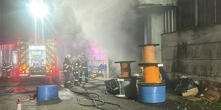 Incendiu la o hală de cabluri electrice din municipiu