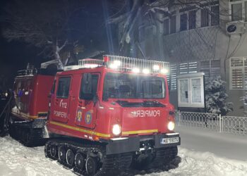 Cetățean georgian salvat din nămeți cu șenilata. A sărit în ajutor și primarul din Izvoarele