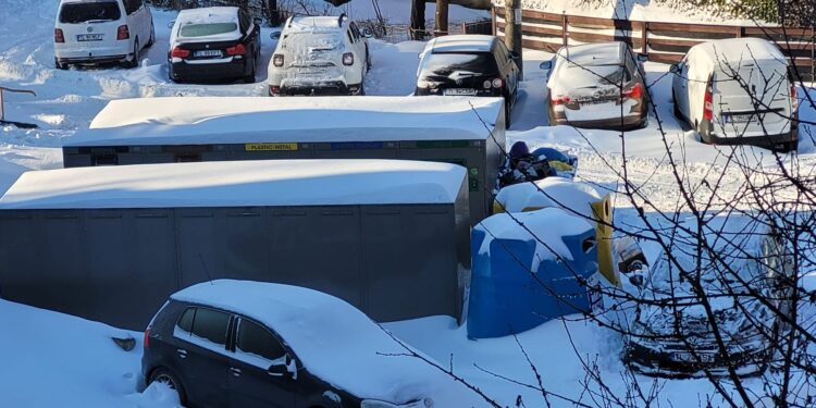 Un pic de răbdare! Vine și mașina de gunoi!