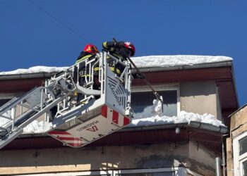 Deszăpezire la bloc…cu autoscara