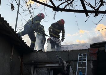 A ars o casă al cărei proprietar nu era acasă. Vecinii au chemat pompierii