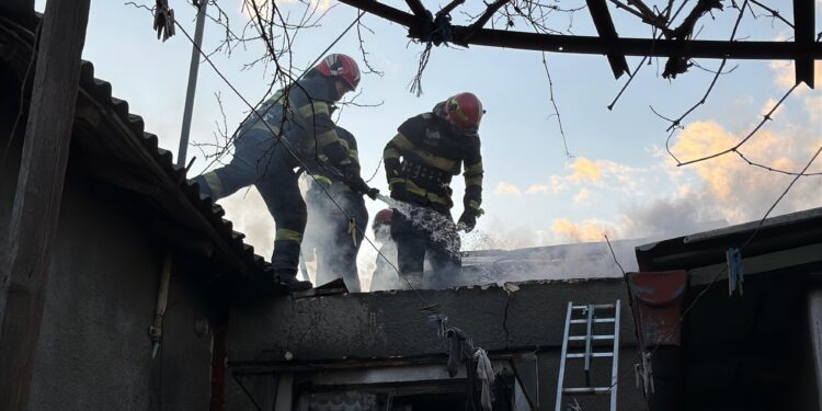 A ars o casă al cărei proprietar nu era acasă. Vecinii au chemat pompierii