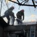 A ars o casă al cărei proprietar nu era acasă. Vecinii au chemat pompierii