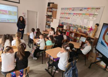S-au umplut școlile de polițiști! Elevii când mai învață?