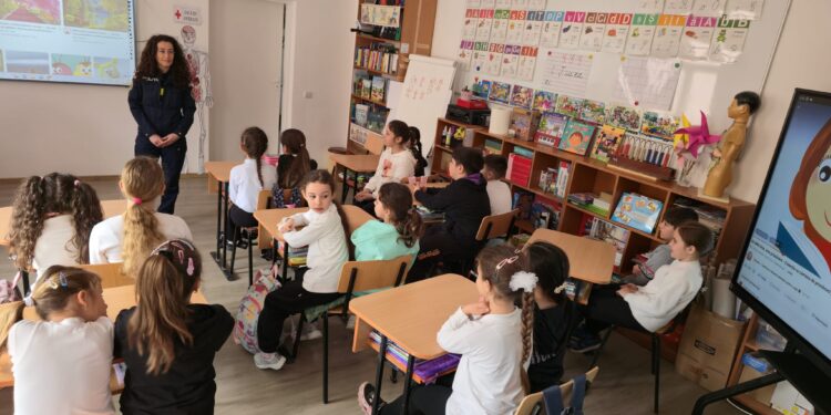 S-au umplut școlile de polițiști! Elevii când mai învață?
