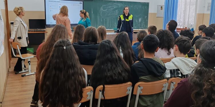 Polițiștii au „predat” lecții de prevenire la Școala din Somova. Au chemat și părinții