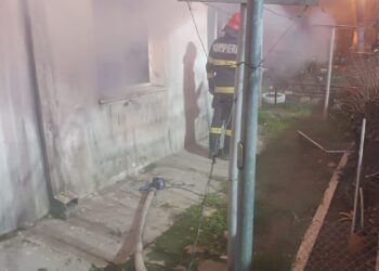 Tragedie în municipiu/ Mamă și fiu, găsiți morți în casa care le-a ars astă noapte